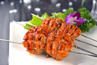 回民烤羊系列:烤羊排、烤羊腿、烤羊腰、烤羊肉串、羊汤/+烤全羊 辅助产品:烤脆骨、烤鸡爪、烤鱼、烤牛排、特色烤素菜(金针菇、韭菜、土豆等)、烤海鲜、特色凉拌菜(凉拌毛豆、凉拌黄瓜、凉拌三丝等) 椒盐味、孜然味、香辣味、麻辣味