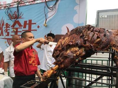 社区烤羊走过18年 烤全羊生意大不如前，羊老板们开始“不务正业”