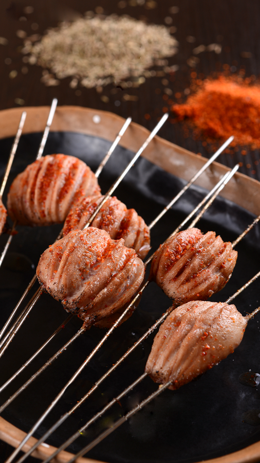 烤羊蛋与烤全羊 草原风味的双重享受