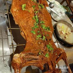 品味新疆风情 老回疆烤全羊南坪店的美食体验