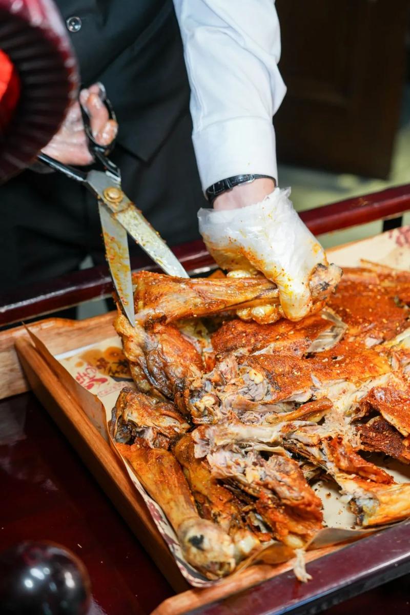 外地人必打卡的宁夏烤全羊 炭火慢烤3小时的绝妙美食