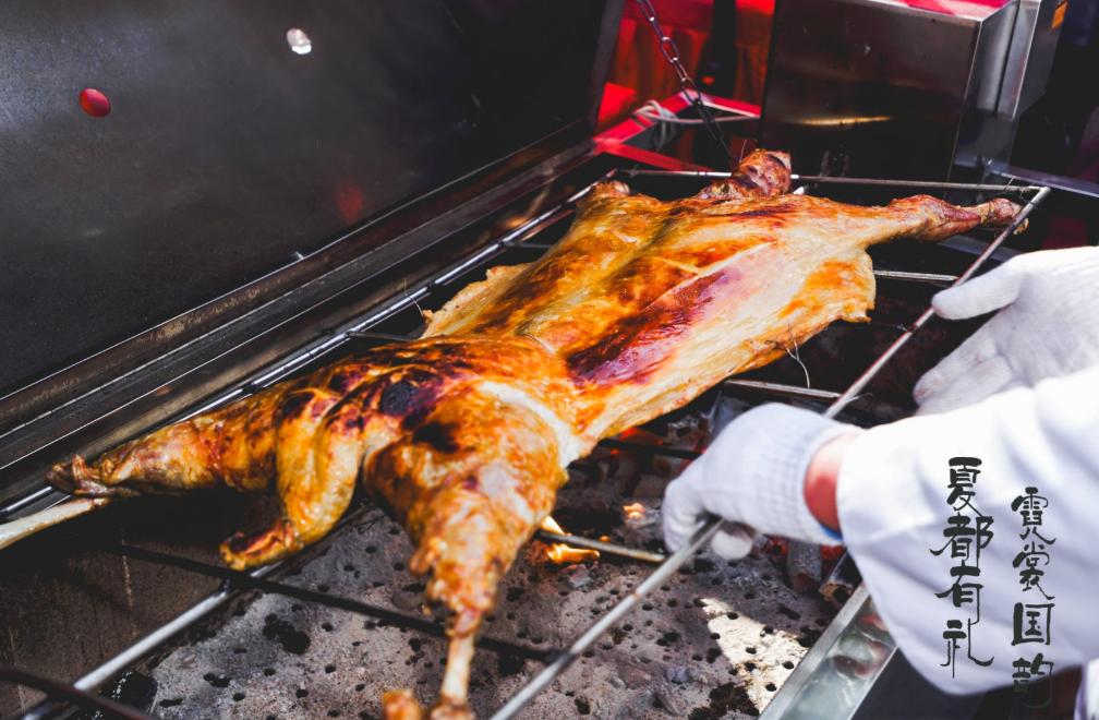 霓裳国韵夏都有礼——青海西宁城北区和合共生非遗展演暨美食文化盛会中的烤全羊盛宴